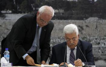 الرئيس الفلسطيني محمود عباس وصائب عريقات