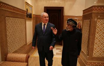 رئيس الوزراء الإسرائيلي بنيامين نتنياهو مع سلطان قابوس في سلطنة عمان 