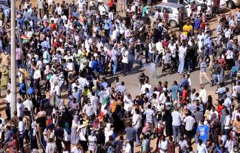 اخبار السودان اليوم: المظاهرات تصل مقرات الجيش لأول مرة (فيديو)