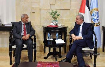 رئيس الوزراء الفلسطيني محمد اشتية يلتقي ممثل جنوب افريقيا