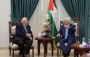 الرئيس الفلسطيني محمود عباس ورئيس لجنة الانتخابات حنا ناصر