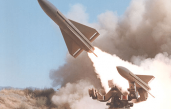الدفاعات الجوية السعودية تعترض صاروخ حوثي في ينبع