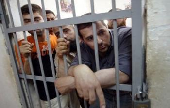 أسرى فلسطينيون يرزحون في معتقلات الاحتلال الإسرائيلي في ظروف صعبة - أرشيفية