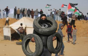 متظاهرون غزيون يجمعون الاطارات لحرقها على الحدود