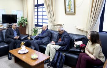 وكيل التربية يطلع مسؤول في اليونسكو على واقع التعليم في فلسطين