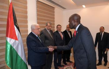 الرئيس عباس و السفير جوف اوتيينو ماكونغا 