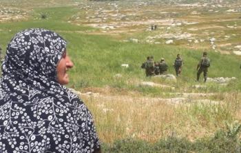الخليل : مستوطنون يعتدون على مزارعين وناشط