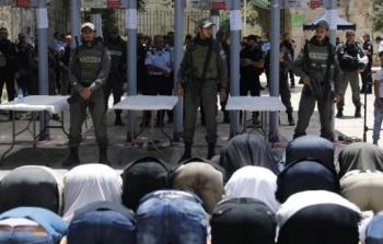 فلسطينيون يؤدون صلاة الظهر عند باب الرحمة