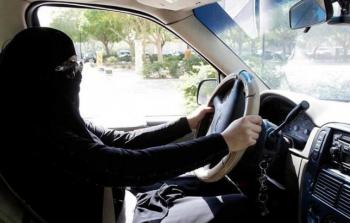 مرأة سعودية تقود سيارة 
