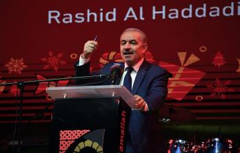 رئيس الوزراء الفلسطيني محمد اشتية خلال إضاءة شجرة الميلاد في مدينة رام الله