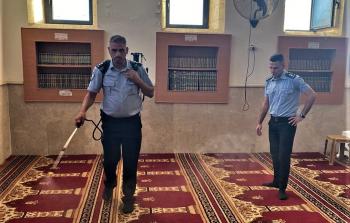 الشرطة تواصل حملة تعقيم المساجد والكنائس في الضفة