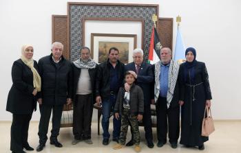 لقاء الرئيس عباس بعائلة الشهيد أيمن حامد