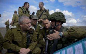 رئيس أركان الجيش الإسرائيلي غادي ايزنكوت مع ضباط جيشه - إرشيفية-