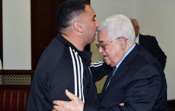 الرئيس محمود عباس يستقبل الأسير المحرر رجائي حداد