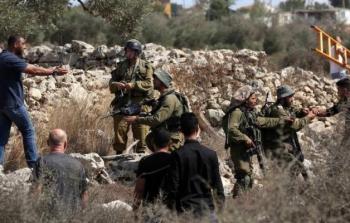 الاحتلال يمنع المواطنين من دخول أراضيهم في بلدة بورين بنابلس