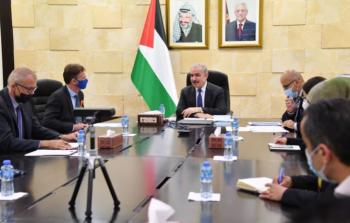 اشتية: أولويتنا جلب استثمارات خارجية لدعم القطاع الخاص والبنوك