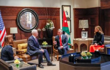 نائب الرئيس الأمريكي مايك بينس خلال لقائه مع العاهل الأردني الملك عبد الله الثاني