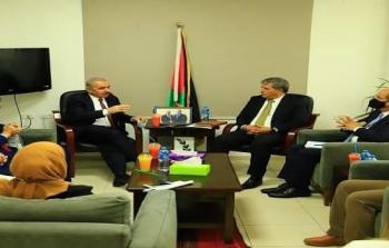 محمد اشتية خلال زيارته إلى بكدار