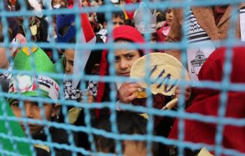 طفلة فلسطينية تحتج على تقليص المساعدات للاونروا