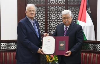 حنا ناصر يسلم الرئيس عباس رد حركة حماس حول الانتخابات -أرشيف-