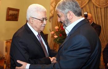 الرئيس عباس يتلقى اتصالًا هاتفيًا من خالد مشعل