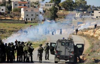 قوات الاحتلال تطلق قنابل الغاز