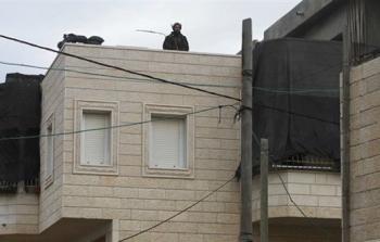 قوات الاحتلال تعتلي منزلا وتحوله إلى نقطة مراقبة
