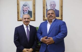 محافظ شمال غزة صلاح ابو وردة ورئيس الوزراء الفلسطيني محمد اشتية