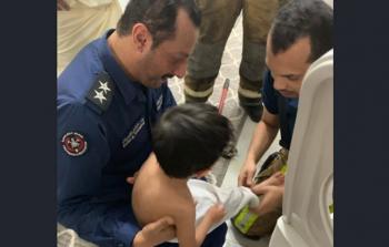 الشرطة الكويتية تتمكّن من تحرير طفل كان عالقًا في غسّالة منزله