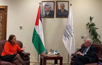 وزير الحارجية خلال لقاء رئيس مكتب تمثيل السويد السفيرة جيسكا اولسن