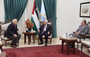 الرئيس الفلسطيني محمود عباس مع رئيس لجنة الانتخابات المركزية الدكتور حنا ناصر