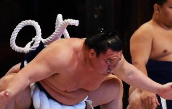 كورونا يغيب أول مصارع سومو في اليابان