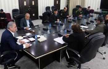اشتية يجتمع مع قادة الأجهزة الأمنية