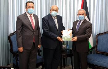 اشتية يشيد بدور اللجنة الوطنية للتربية والثقافة خلال تسلم تقريرها السنوي