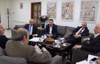 محمد اشتية يلتقي حزب الشعب