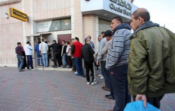 موظفو السلطة بغزة ينتظرون أمام البنوك لصرف رواتبهم
