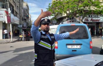 شرطي مرور ينظم حركة السير في شوارع غزة