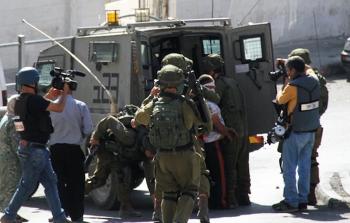 الاحتلال يعتقل مواطنين فلسطينيين - ارشيف