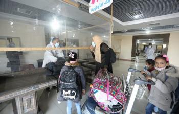 مسافرون يصلون الى غزة عبر معبر رفح