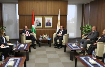 منظمة العمل تتطلع على أوضاع العمال الفلسطينين 