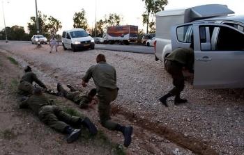جنود يهربون بعد إطلاق رشقة صواريخ من غزة