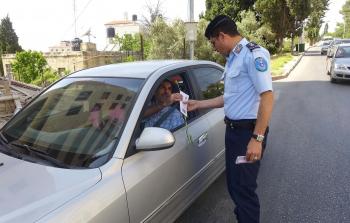 شرطي مرور يوزع الورود على السائقين