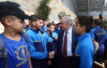 رئيس الوزراء الفلسطيني محمد اشتية يلتقي بأطفال نادي 