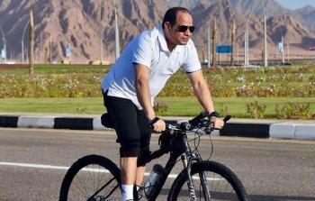الرئيس المصري عبد الفتاح السيسي يركب دراجة