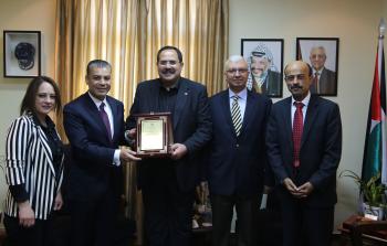التربية تكرّم القنصل المصري العام لانتهام مهام عمله بفلسطين وتستقبل القنصل الجديد