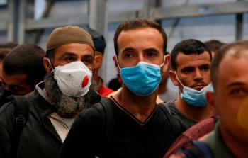 عمال فلسطينيين يدخلون على أحد الحواجز الاسرائيلية