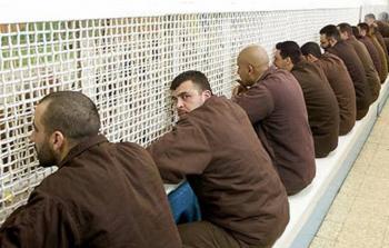 صورة للأسرى خلال زيارة ذوريهم  في سجون الاحتلال الاسرائيلي 