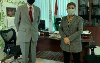 حنان عشراوي تلتقي القنصل البريطاني العام فيليب هول