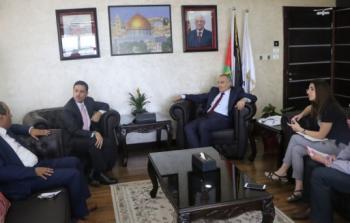 وزير الاتصالات والسفير الأردني يبحثان سبل التعاون في البريد