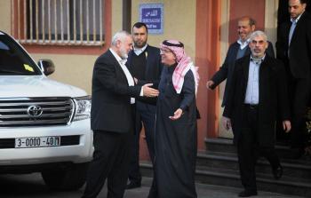 السفير القطري محمد العمادي ورئيس المكتب السياسي لحماس إسماعيل هنية في غزة - أرشيف